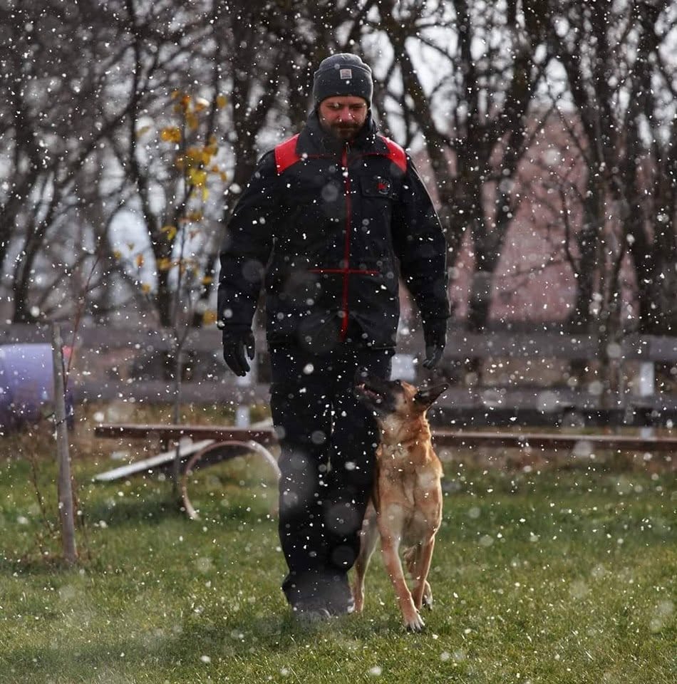 Rareș, membru fondator și președinte Underdogs, în teren cu câinele de căutare-salvare